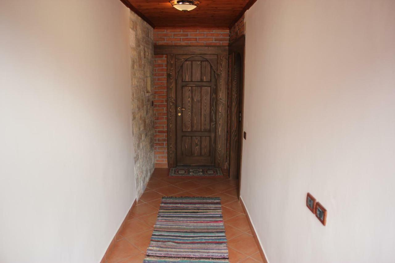 Guesthouse Arjan Berat Exterior foto