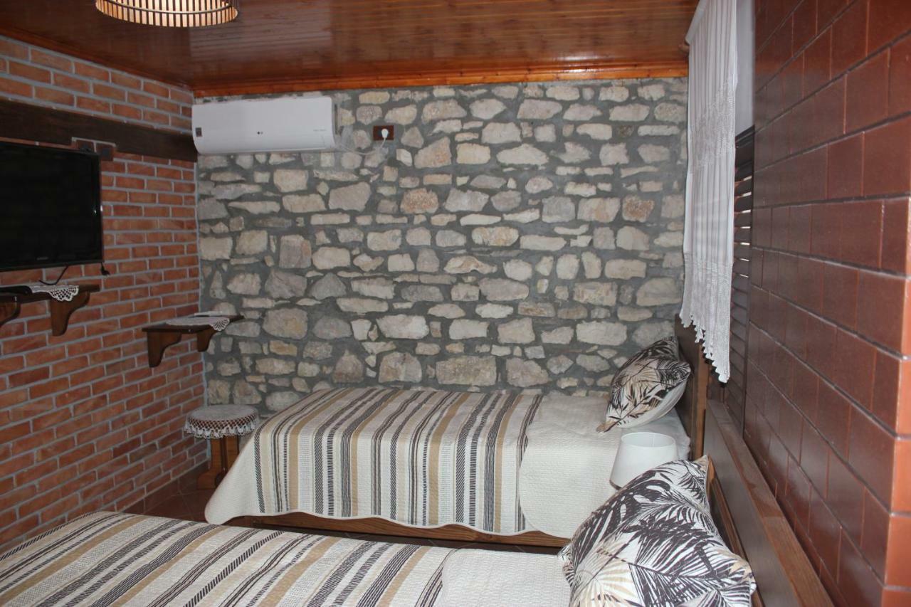 Guesthouse Arjan Berat Exterior foto