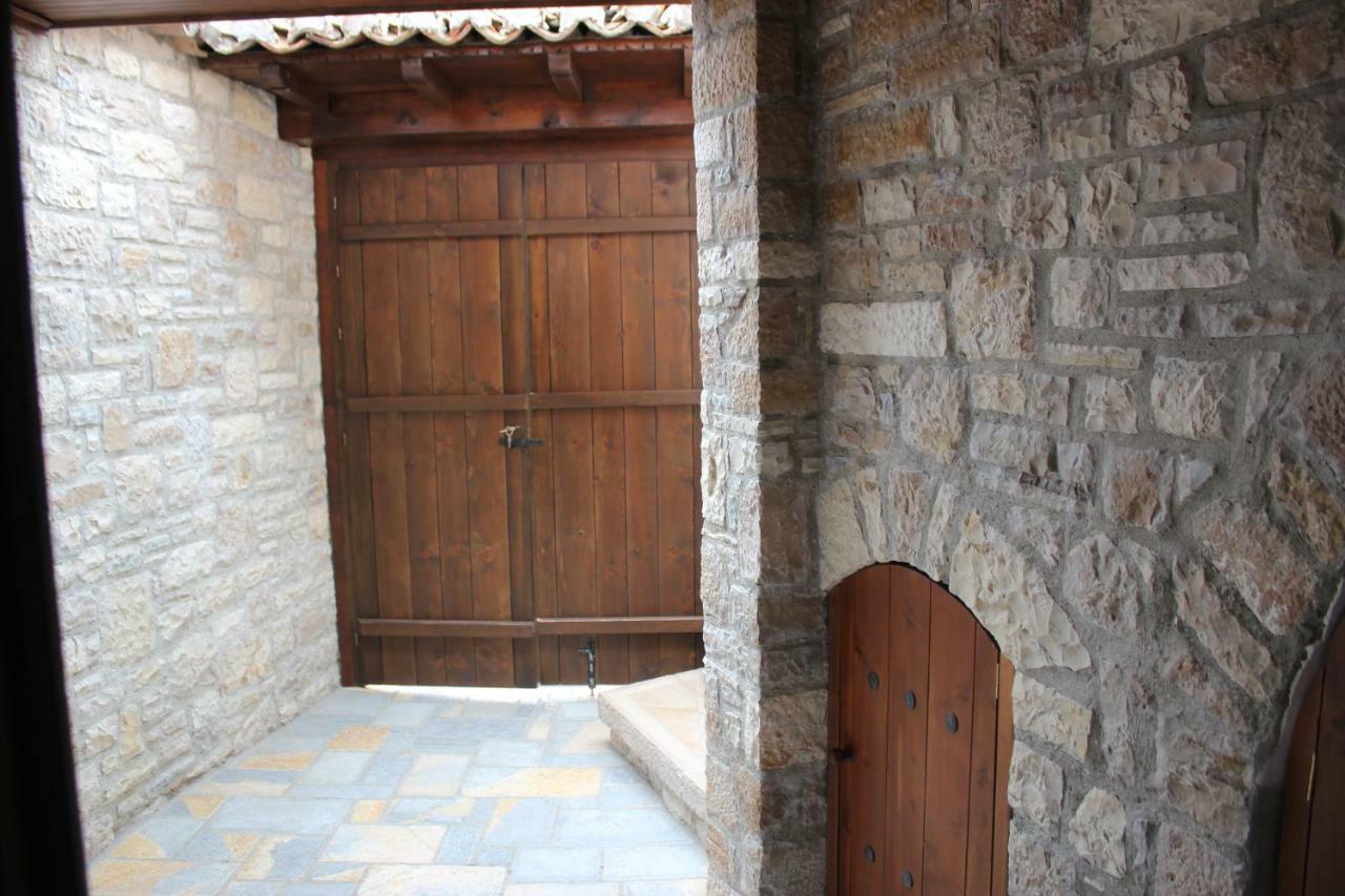 Guesthouse Arjan Berat Exterior foto