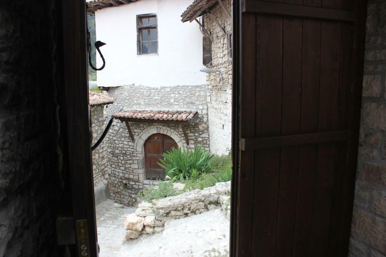 Guesthouse Arjan Berat Exterior foto